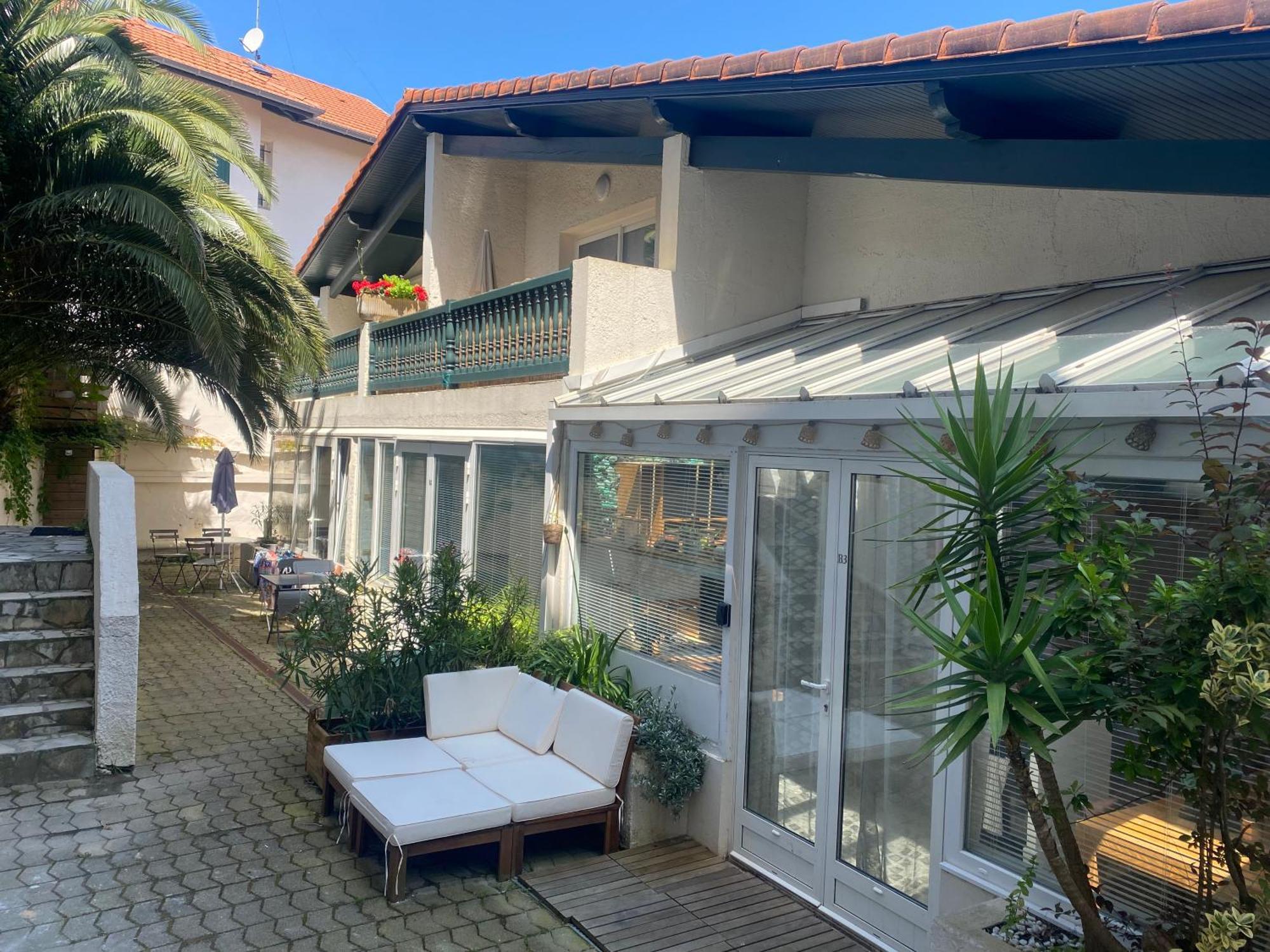 Charming 1 Bedroom Flat, Center With Pool And Car Park *